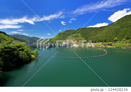大滝ダムの上流  おおたき龍神湖（奈良県吉野郡川上村） 114428216