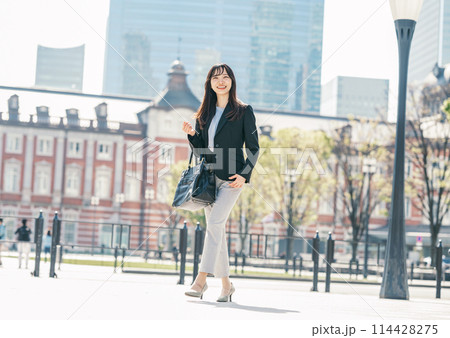街中を歩くキャリアウーマン 114428275