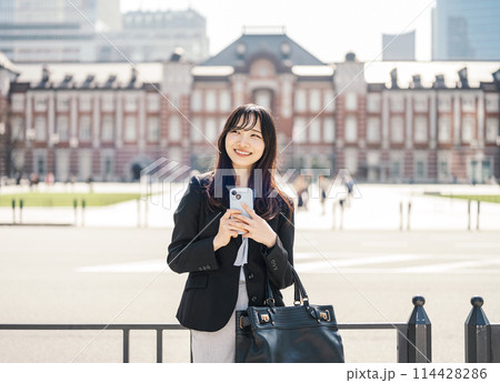 街中でスマホを持つ女性 114428286