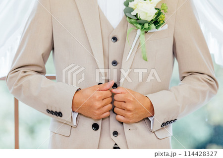 新郎の身支度シーン 114428327