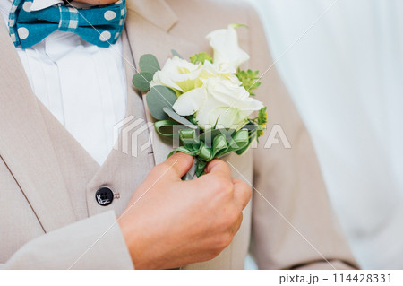 新郎の身支度シーン 新郎の身支度シーン 114428331