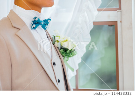 新郎の身支度シーン 114428332