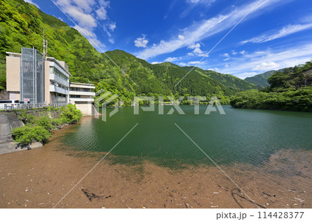 大迫ダムの上流 大迫貯水池(奈良県吉野郡川上村) 大迫ダムの上流 大迫貯水池(奈良県吉野郡川上村) 114428377