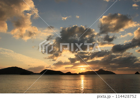 夕日に照らされた海 沖縄の夕景の写真素材 [114428752] - PIXTA