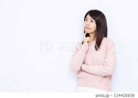 真剣に悩んでいる女性 真剣に悩んでいる女性 114428836