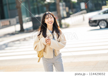 女性の屋外ポートレート 女性の屋外ポートレート 114429032