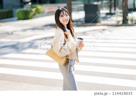 女性の屋外ポートレート 女性の屋外ポートレート 114429035