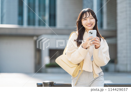 街中でスマホを使う若い女性 街中でスマホを使う若い女性 114429037