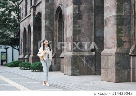 街を歩く女性 114429048