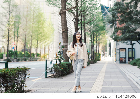 街を楽しそうに歩く女性 街を楽しそうに歩く女性 114429086
