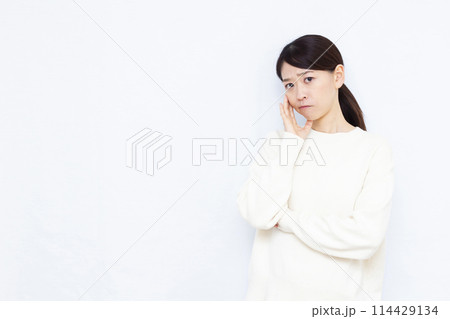 真剣に悩んでいる女性 真剣に悩んでいる女性 114429134