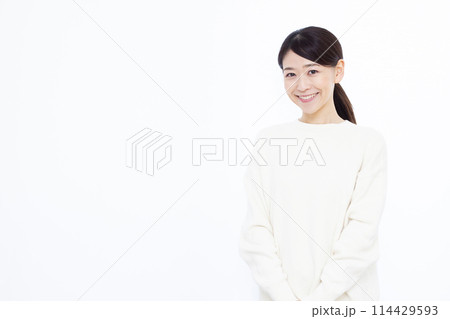 白いセーターを着た女性 114429593