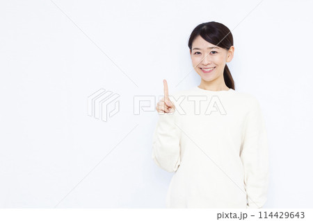 人差し指を立てる女性 114429643