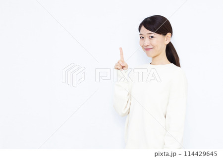 人差し指を立てる女性 人差し指を立てる女性 114429645