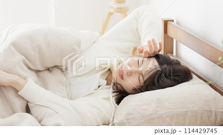 暑くて眠れないアジア人女性 114429745