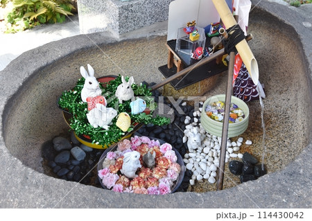 三輪神社の愛らしく飾られた手水 114430042