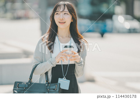都会を歩くランチ外出中の働く女性 114430178