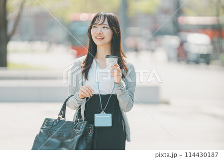 都会を歩くランチ外出中の働く女性 都会を歩くランチ外出中の働く女性 114430187