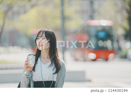 都会を歩くランチ外出中の働く女性 114430194