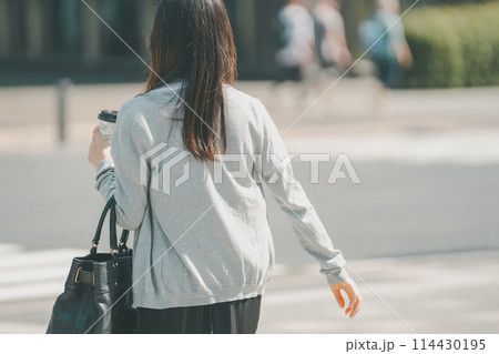 都会を歩くランチ外出中の働く女性 都会を歩くランチ外出中の働く女性 114430195