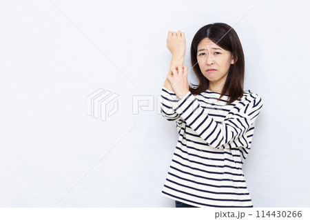 肌荒れに悩んでいる女性 肌荒れに悩んでいる女性 114430266