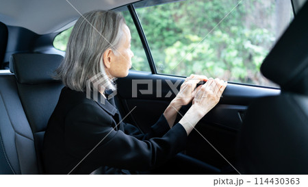 喪服の女性　車 114430363