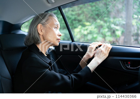 喪服の女性　車 114430366