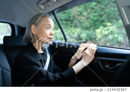 喪服の女性 車 喪服の女性 車 114430367