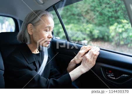 喪服の女性　車 114430370