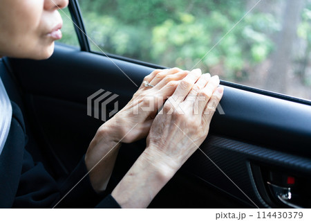 喪服の女性　車　手元 114430379