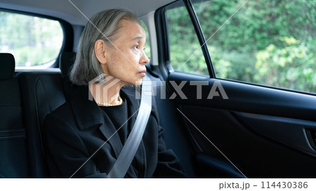 喪服の女性　車 114430386