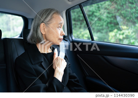 喪服の女性　車 114430390