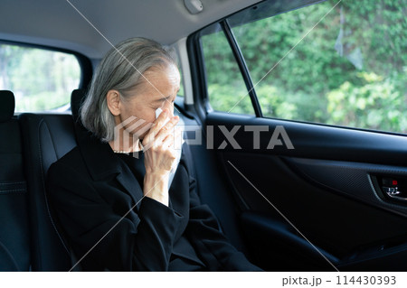 喪服の女性 車 泣く 喪服の女性 車 泣く 114430393
