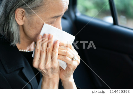 喪服の女性　車　泣く 114430398