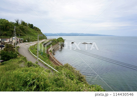富山県高岡市伏木・鉄道氷見線と雨晴海岸 富山県高岡市伏木・鉄道氷見線と雨晴海岸 114430546
