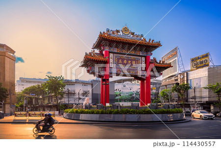 The Odean Circle at sunrise, located at the start of Yaowarat Road, is a notable landmark in Bangkok, Thailand The Odean Circle at sunrise, located at the start of Yaowarat Road, is a notable landmark in Bangkok, Thailand 114430557