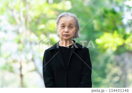 喪服のシニア女性 喪服のシニア女性 114431148