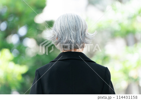 喪服のシニア女性 ヘアケア グレーヘア 喪服のシニア女性 ヘアケア グレーヘア 114431158