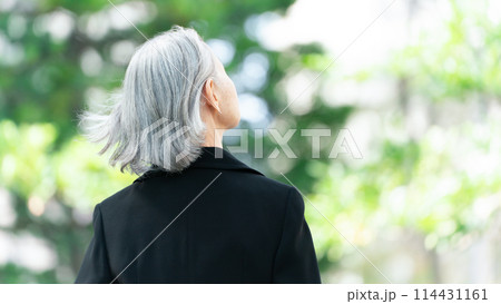 喪服のシニア女性　ヘアケア　グレーヘア 114431161