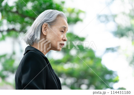 喪服のシニア女性 ヘアケア グレーヘア 喪服のシニア女性 ヘアケア グレーヘア 114431180