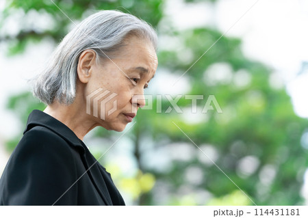 喪服のシニア女性　ヘアケア　グレーヘア 114431181