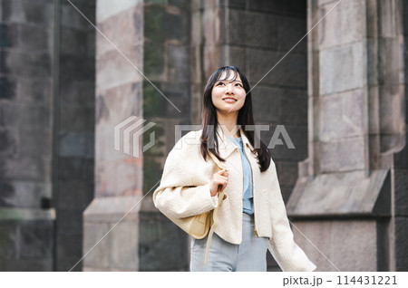 街を歩く女性 街を歩く女性 114431221