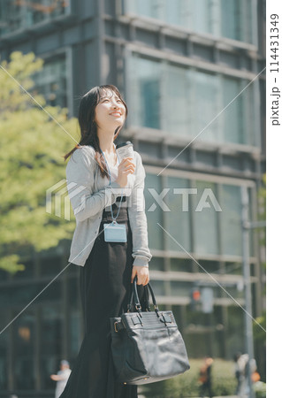 都会を歩くランチ外出中の働く女性 114431349