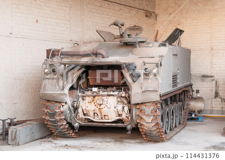整備中のベルギー軍M75装甲兵員輸送車 114431376