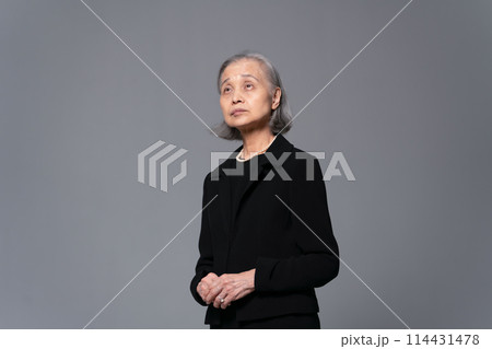 喪服のシニア女性 ポートレート 喪服のシニア女性 ポートレート 114431478