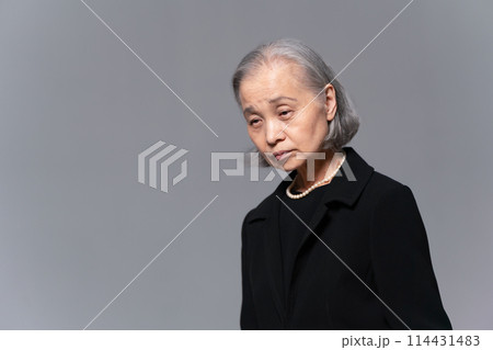喪服のシニア女性　ポートレート 114431483