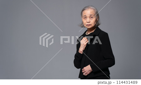 喪服のシニア女性 ポートレート 喪服のシニア女性 ポートレート 114431489