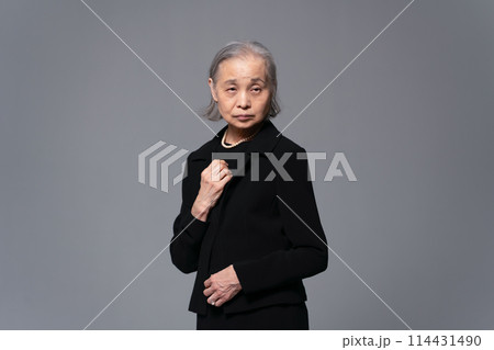 喪服のシニア女性　ポートレート 114431490