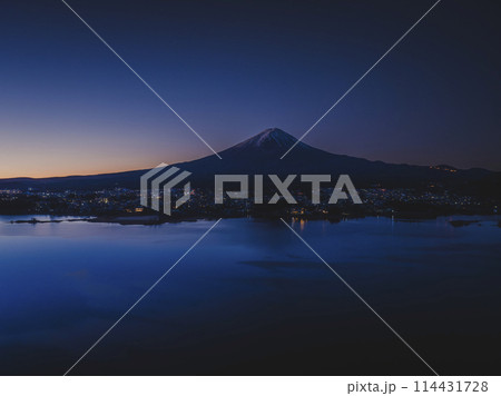 早朝の富士山_冠雪_河口湖上空_ドローン空撮 早朝の富士山_冠雪_河口湖上空_ドローン空撮 114431728