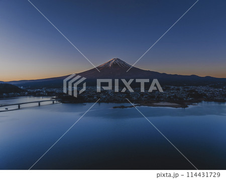 早朝の富士山_冠雪_河口湖上空_ドローン空撮 早朝の富士山_冠雪_河口湖上空_ドローン空撮 114431729